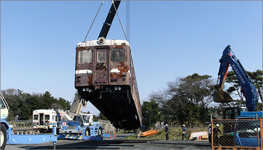 車両吊り移動中