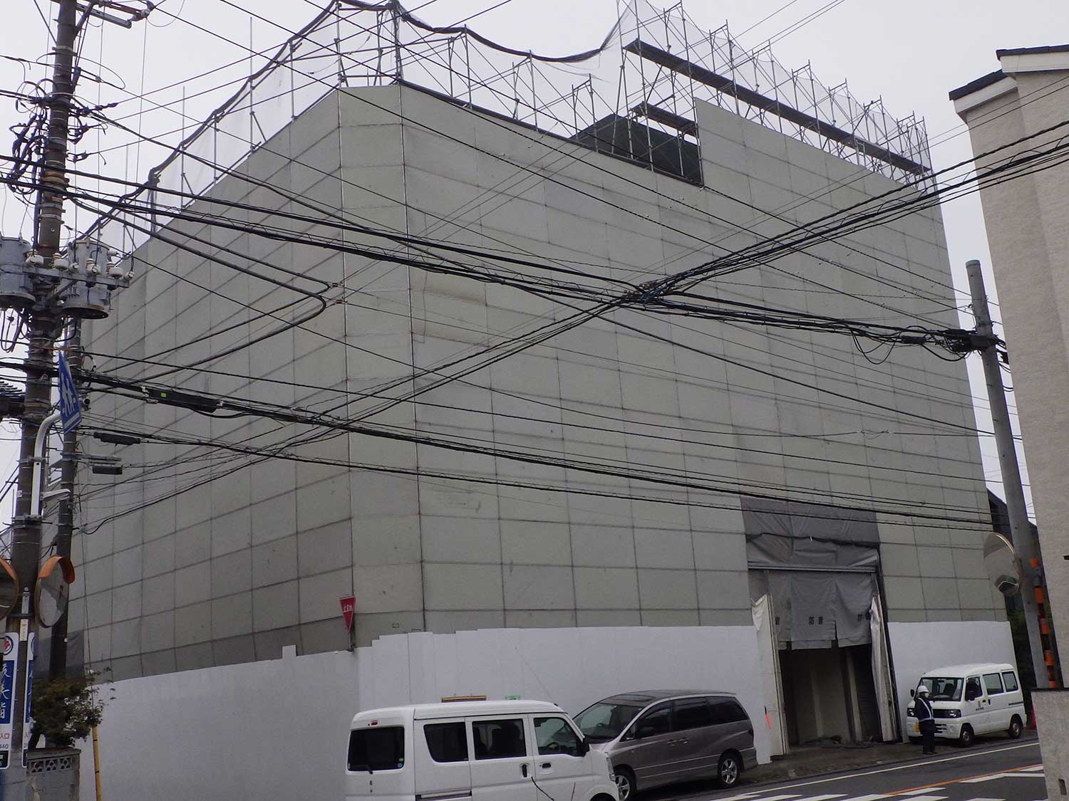 千葉市：ニューロイヤルハイツ解体工事 構造：RC造7階 延床面積：1,509㎡ 工期：令和2年11月16日～令和3年3月5日 