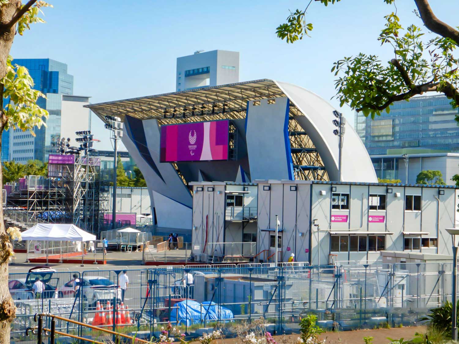 江東区：東京オリンピック競技施設（クライミング）解体工事 構造物：東京オリンピック競技施設 工期：令和3年10月8日～令和3年11月30日 