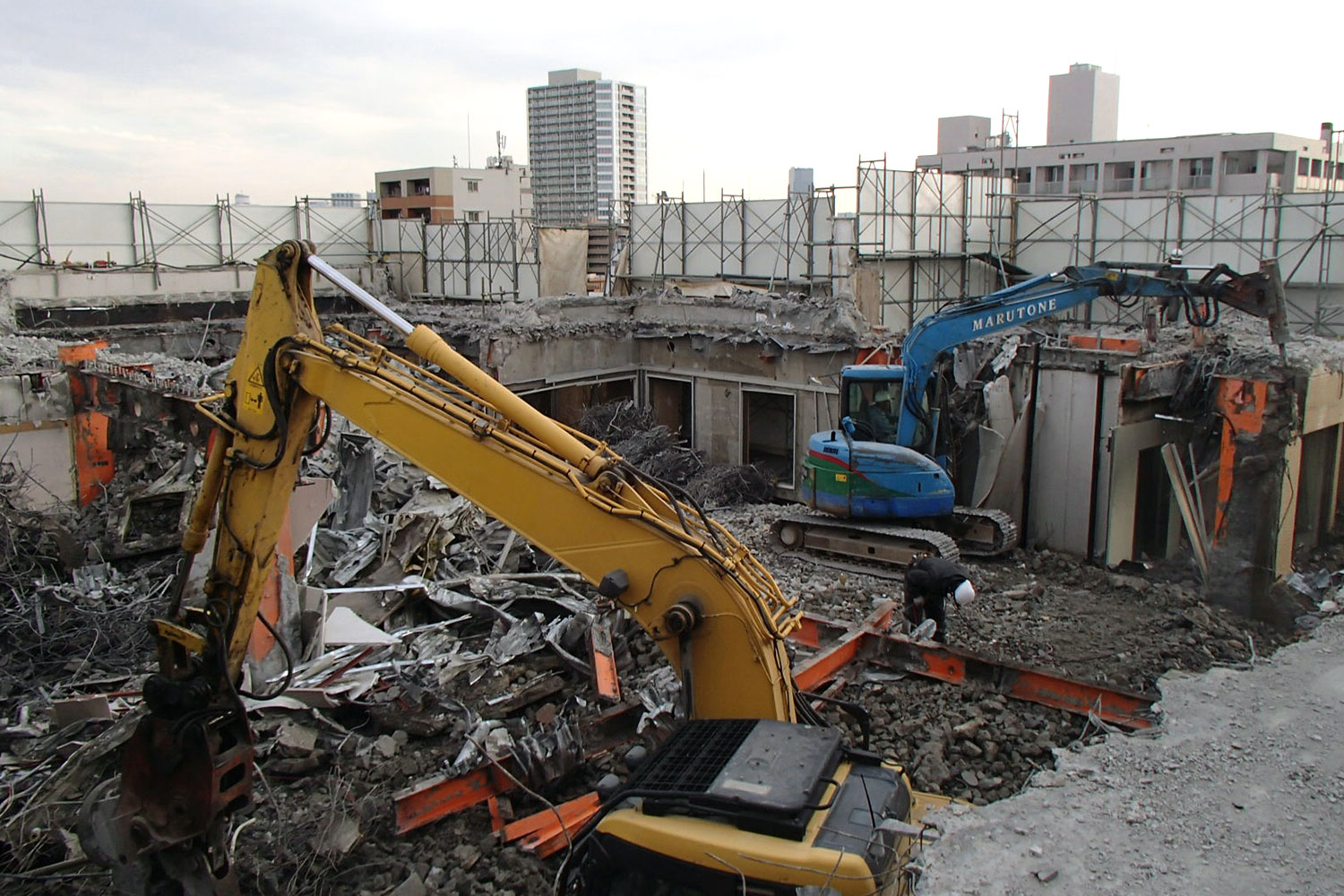 新宿ＴＯＴＯビル解体工事 構造：SRC造10階B2階6674㎡ 工期：平成25年9月～27年5月